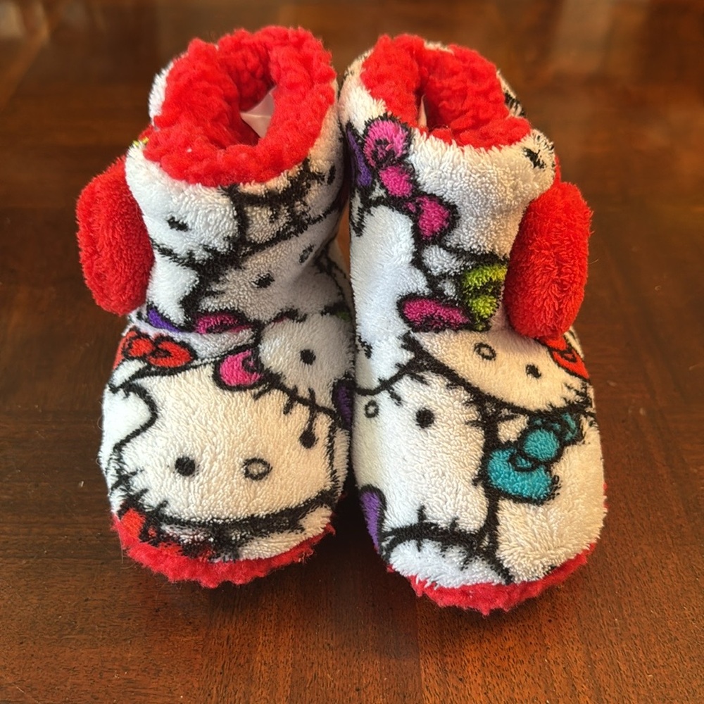 Size 5/6 Hello Kitty Fuzzy Plush Baby Toddler Slippers Booties